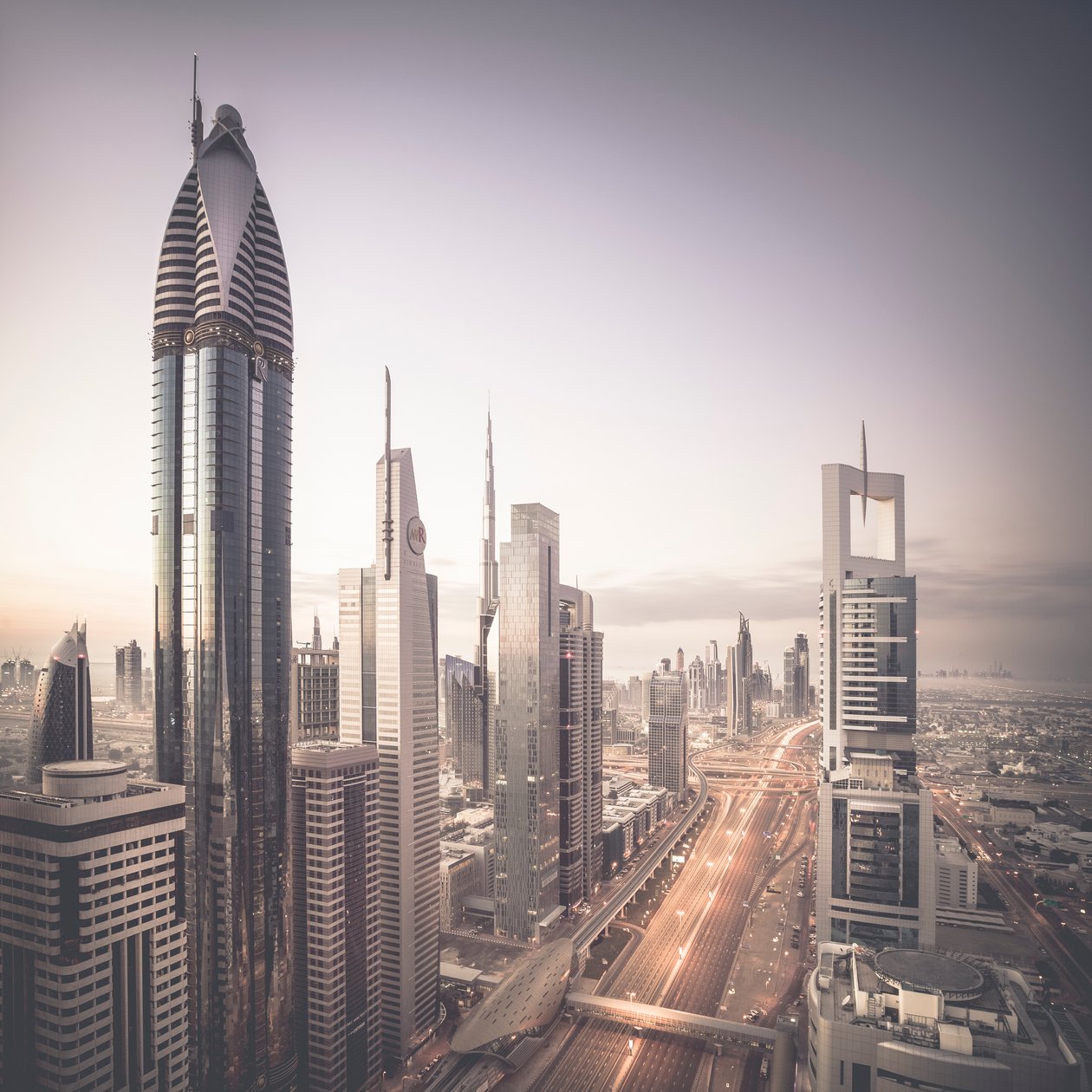 Sheikh Zayed Road, Dubai, Egyesült Arab Emírségek, 2015 (fotó) alkotó: Leopold Blonder