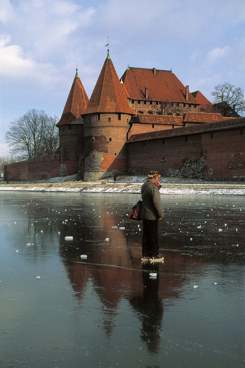 Oldalprofilja egy férfinak, aki egy befagyott folyón áll egy kastély előtt, Nogát folyó, Malbork vára, Malbork, Pomorskie tartomány, Lengyelország alkotó: Benjamin Baud
