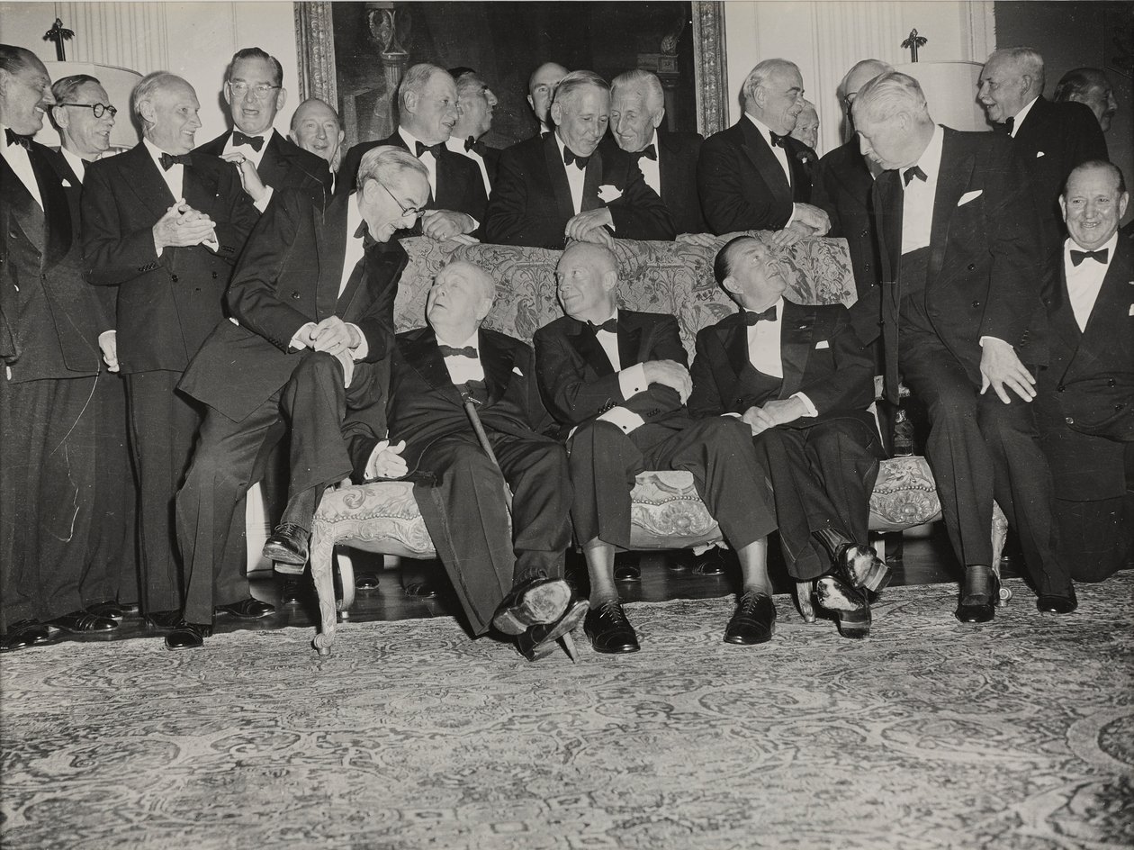 Sir Winston Churchill és Dwight D. Eisenhower a Winfield House-ban, az amerikai nagykövet londoni otthonában tartott vacsorán alkotó: Unbekannter Künstler