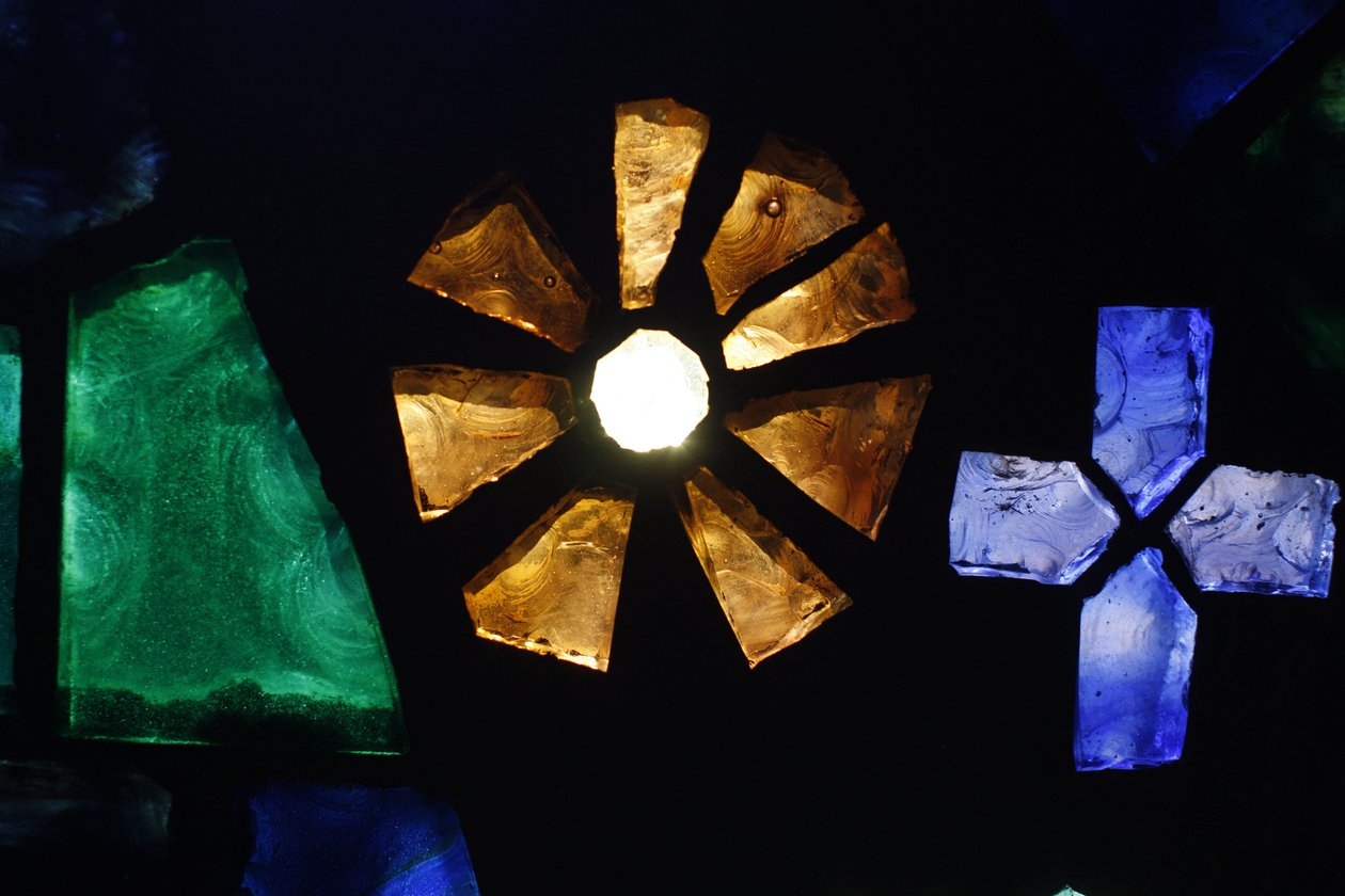 Ólomüveg a Notre-Dame de Consolation templomban, Hyeres, Franciaország alkotó: Unbekannt
