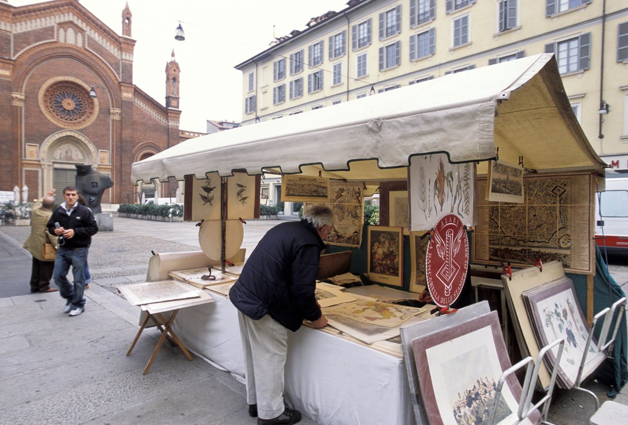 Nyomatokat árusító bódé, Piazza del Carmine, Milánó, Lombardia, Olaszország alkotó: Unbekannt