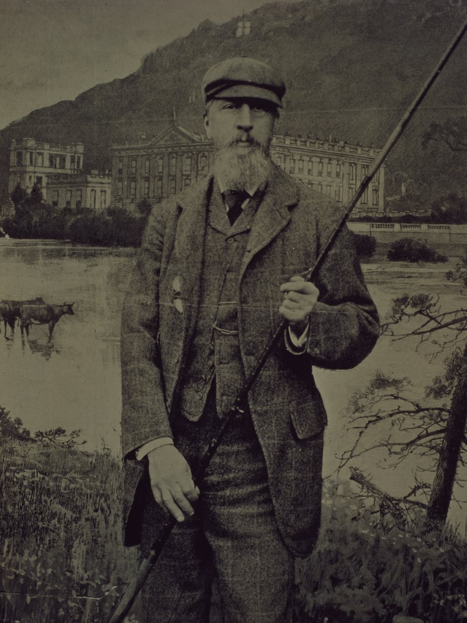 Devonshire 8. hercegének műtermi portréja tweedben, kezében horgászbotot tartva egy Chatsworth-t ábrázoló nyomtatott paraván előtt. alkotó: William M. Timlin