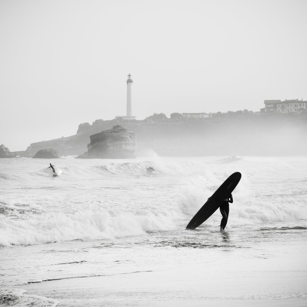 Szörfözés a Grand Plage-ben, Franciaország, 2012 (f/w fotó) alkotó: Leopold Blonder