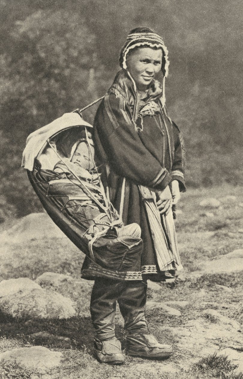 Svédország. Lapp nő hordja a babáját a rénszarvasbőr bölcsőjében. 1920 alkotó: Unbekannt