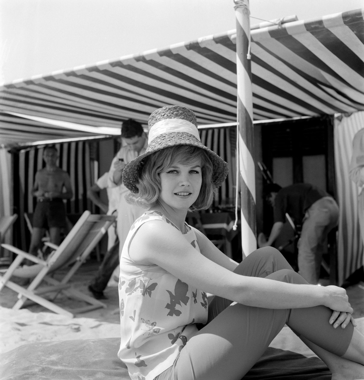 CARROLL BAKER SZÍNÉSZNŐ A VENICE LIDO STRANDON (harangkalappal) - 1961 alkotó: Unbekannt