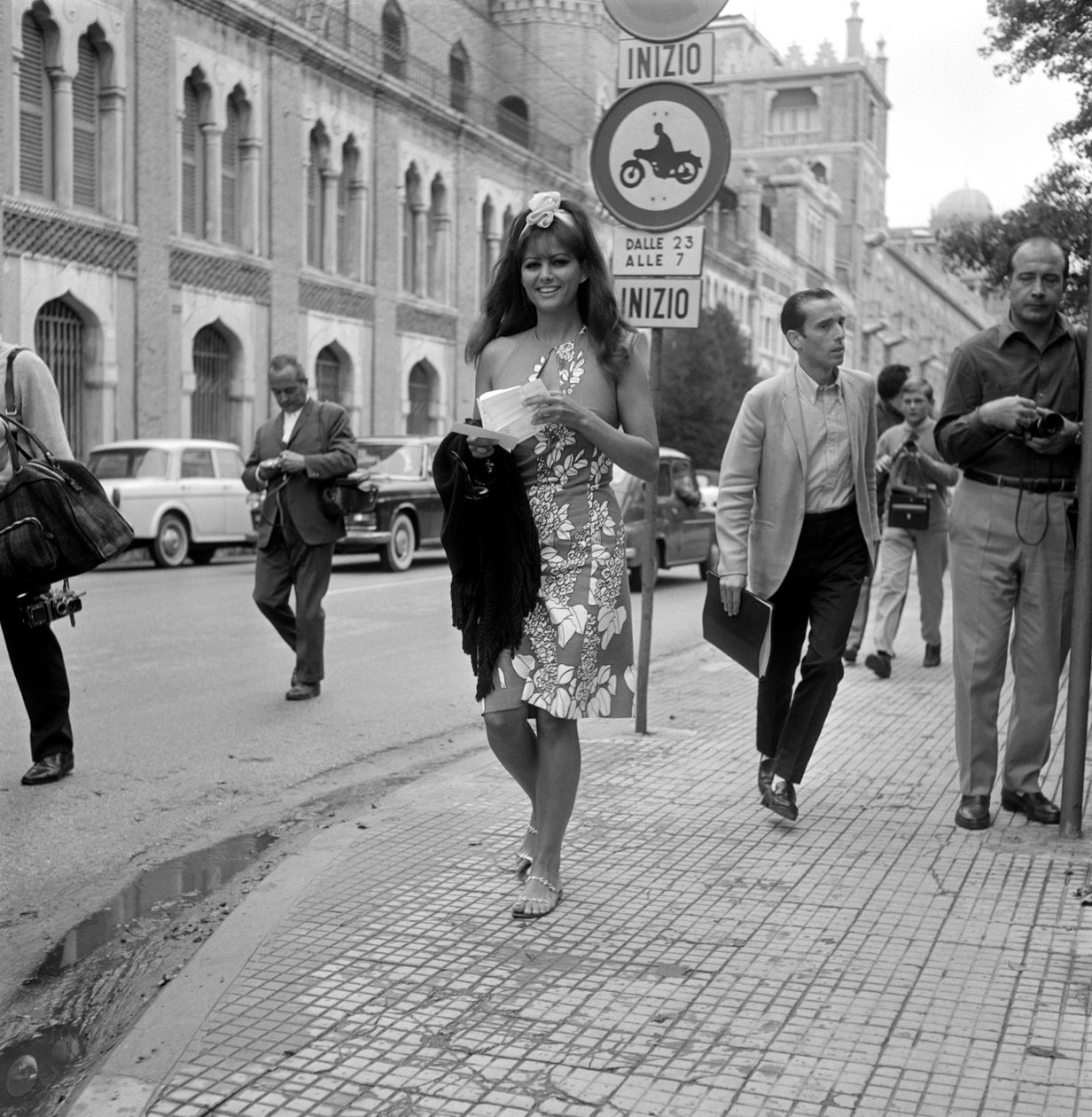 CLAUDIA CARDINALE SZÍNÉSZNŐ A VELENCEI NEMZETKÖZI FILMFESZTIVÁLON LIDO - 1965 alkotó: Unbekannt