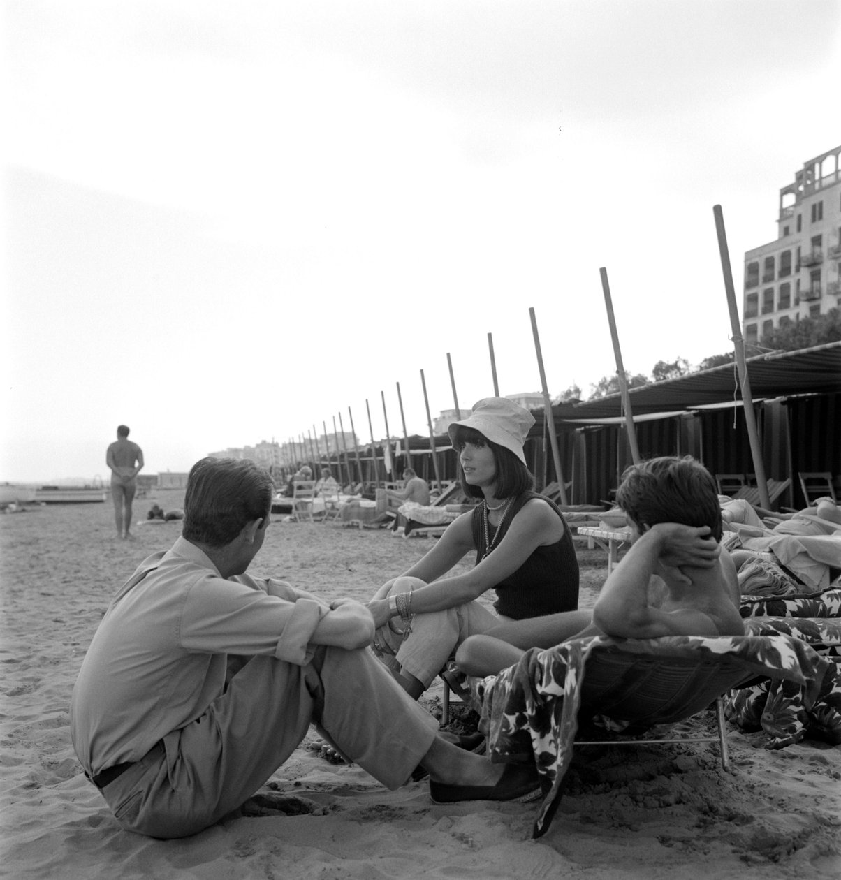 ELSA MARTINELLI SZÍNÉSZNŐ A VENICE LIDO STRANDON - 1964 alkotó: Unbekannt