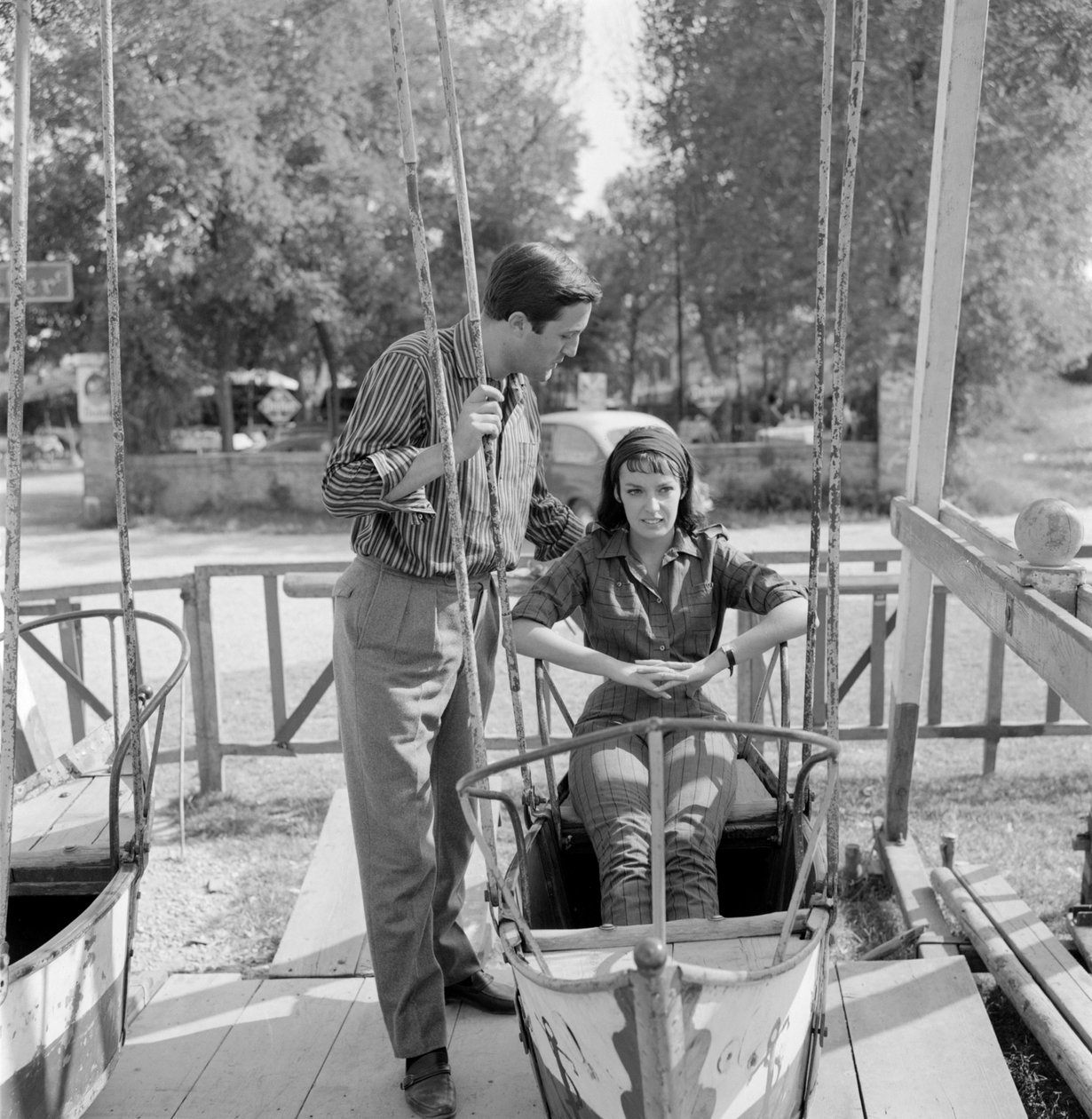MARIE LAFORET SZÍNÉSZNŐ SZÍNÉVEL JEAN GABRIEL ALBICOCCO RENDEZŐ A VELENCE LIDOBAN - 1961 (hintán) alkotó: Unbekannt