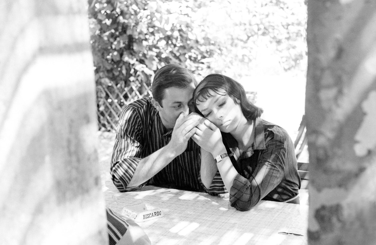 MARIE LAFORET SZÍNÉSZNŐ A BARÁJJÁVAL, JEAN GABRIEL ALBICOCCO RENDEZŐVEL A VELENCE LIDO-BAN – 1961 alkotó: Unbekannt