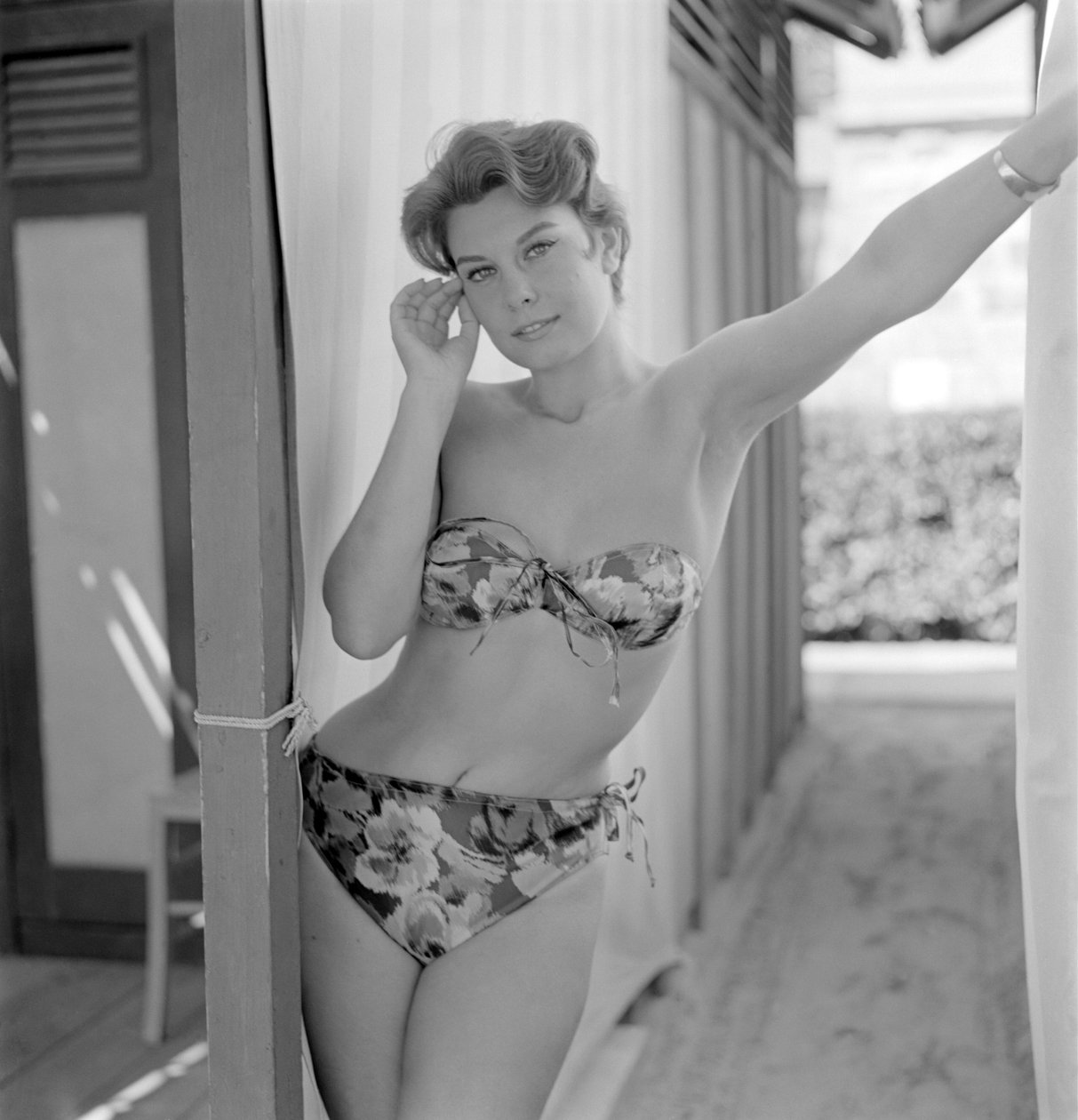 PINA BOOTIE SZÍNÉSZNŐ A VENICE LIDO STRANDON – 1957 alkotó: Unbekannt