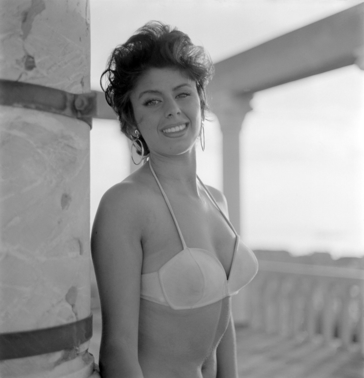 A SZÍNÉSZNŐ, CELINA CELY SZÍNÉSZNŐ A VELENCE LIDO STRANDON - 1957 alkotó: Unbekannt