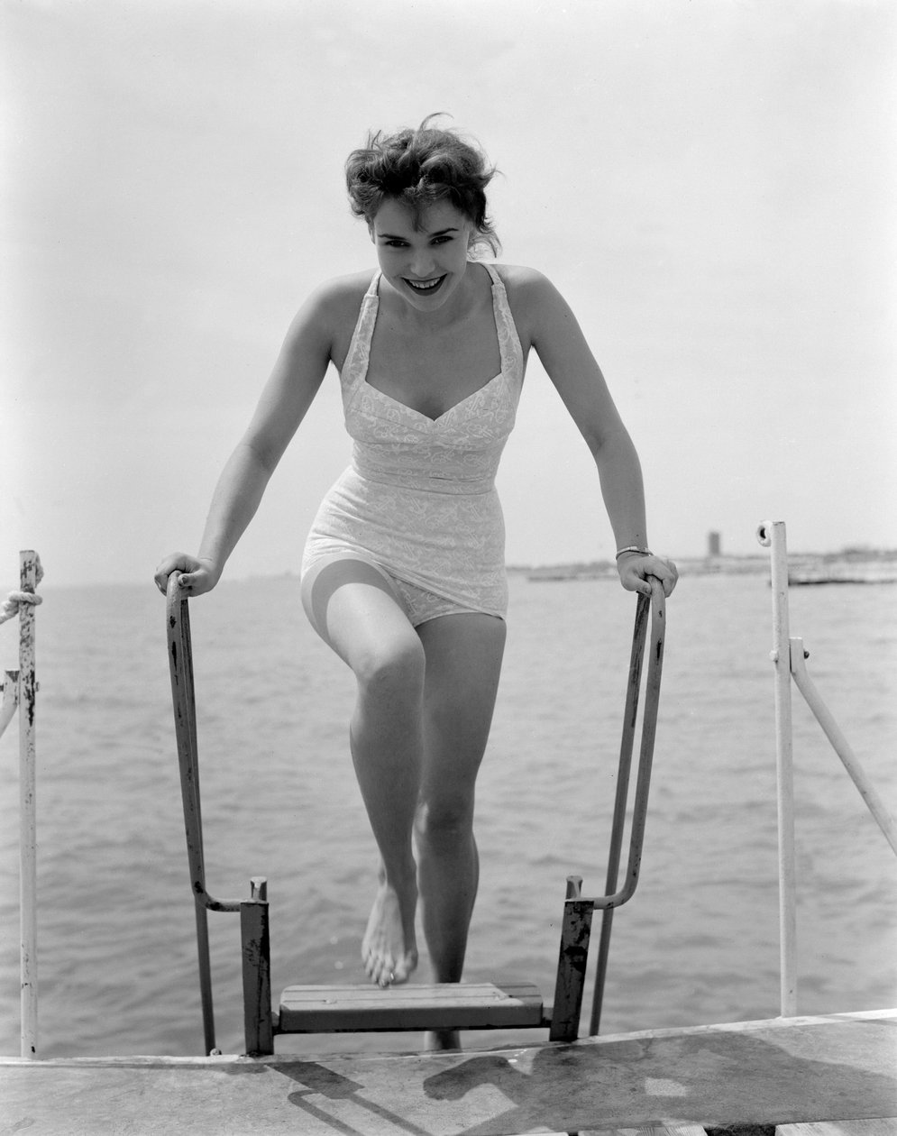 TANIA WEBER SZÍNÉSZNŐ A VENICE LIDO STRANDON - 1952 alkotó: Unbekannt