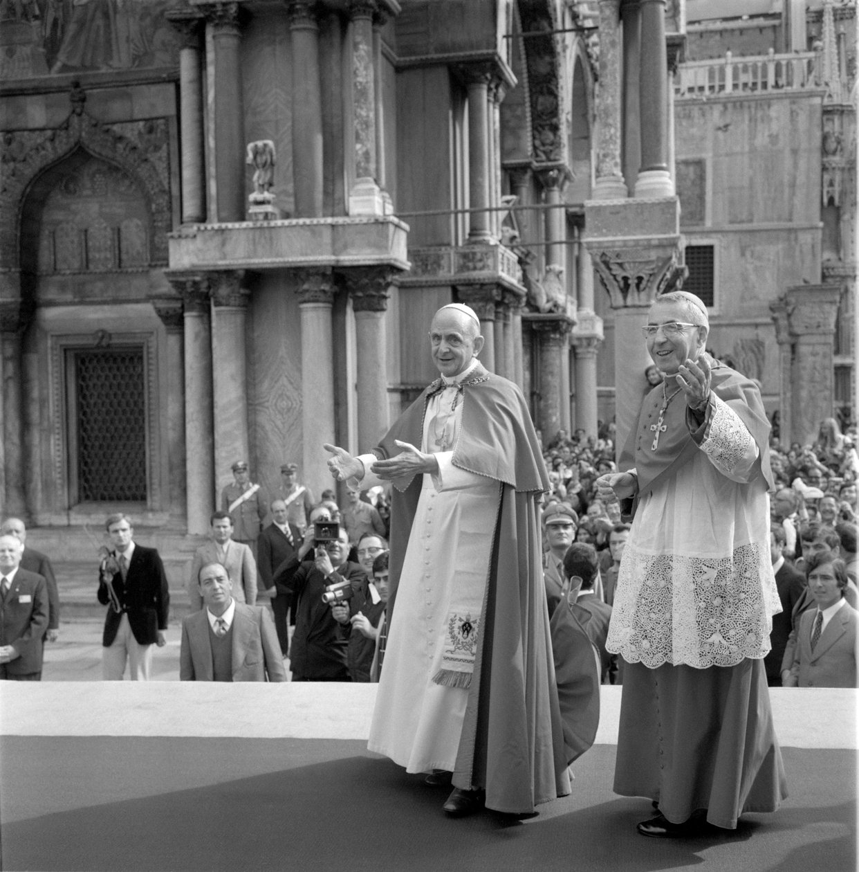 ALBINO LUCIANI bíboros (I. János Pál, I. János Pál) VI. PAOLO PÁPÁVAL (VI. Pál) Velencében – 1972 alkotó: Unbekannt