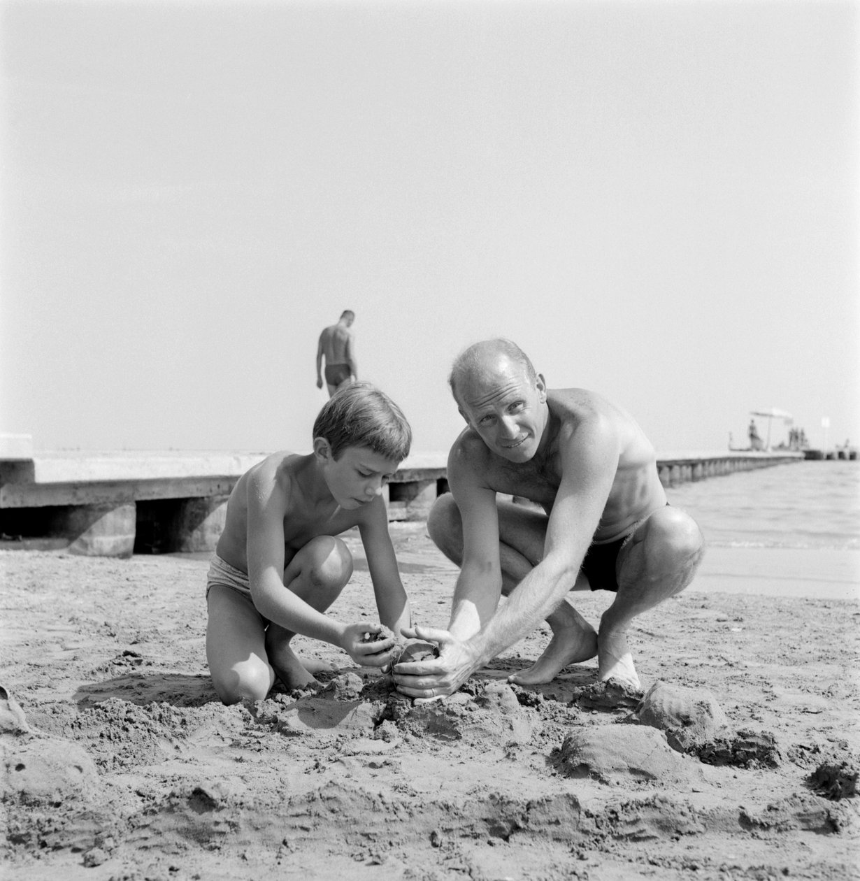 ALBERT LAMORISSE RENDEZŐ FIAJÁVAL PASCAL LAMORISSE SZÍNÉSZ A VELENCE LIDO STRANDON - 1960 alkotó: Unbekannt