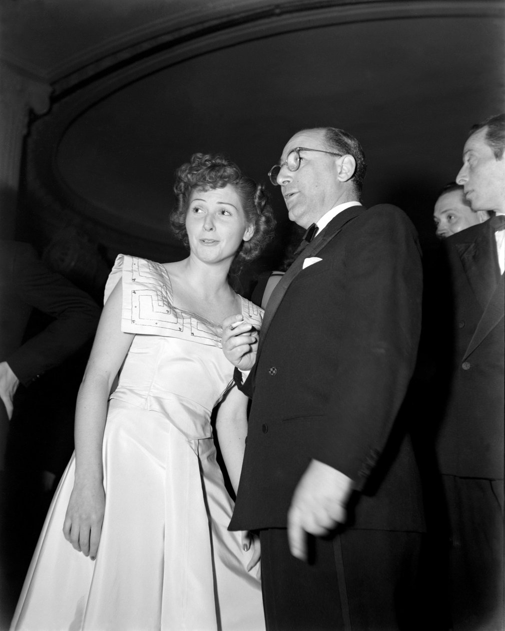 MARIO CAMERINI RENDEZŐ CARLA DEL POGGIO SZÍNÉSZNŐVEL A RÓMAI „” OLASZ MOZI GÁLÁN – 1949 alkotó: Unbekannt