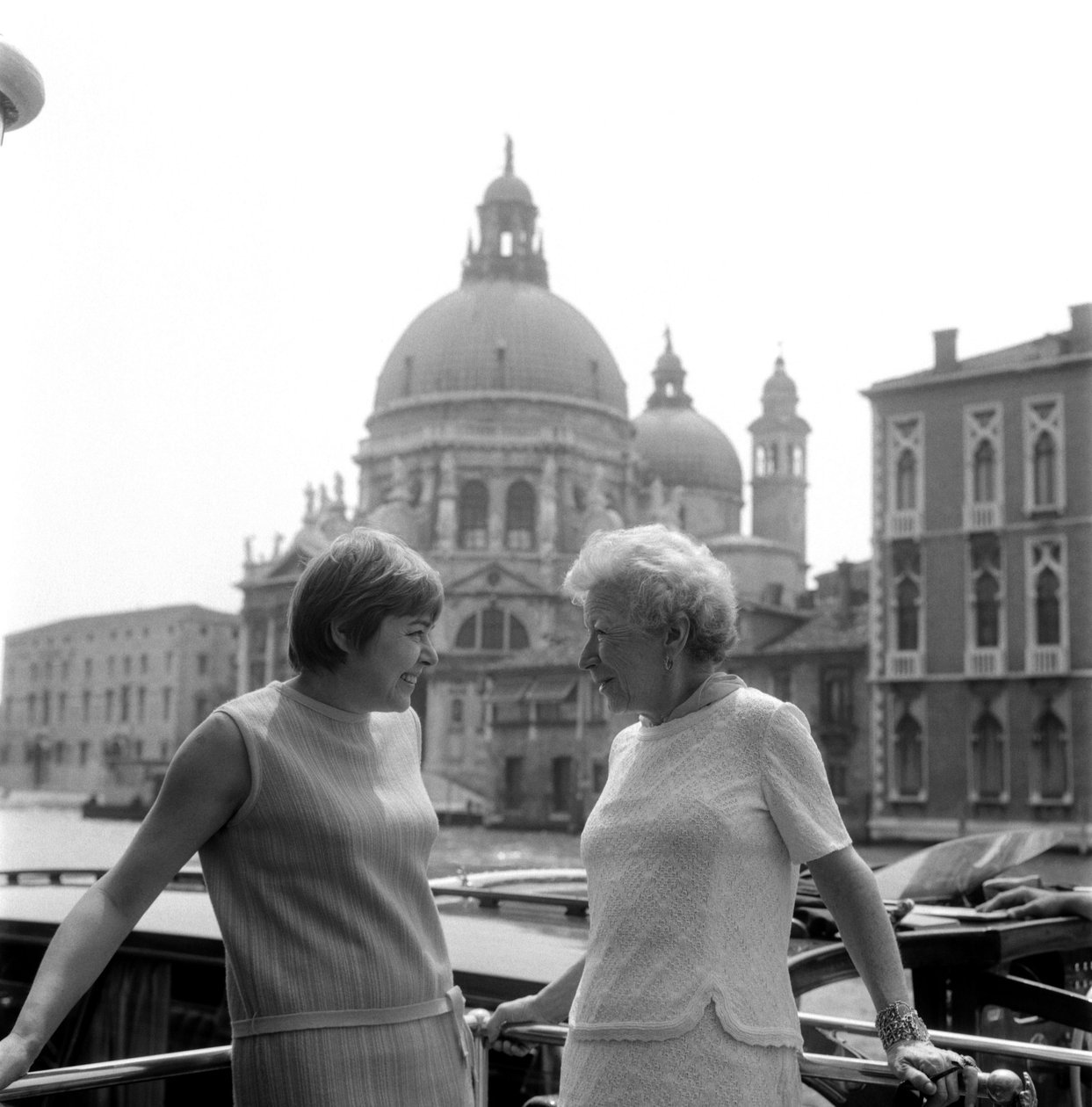 FERNANDA PIVANO IRODALOMKRITIKUS MARY HEMINGWAY-VEL VELENCÉBEN - 1966 alkotó: Unbekannt
