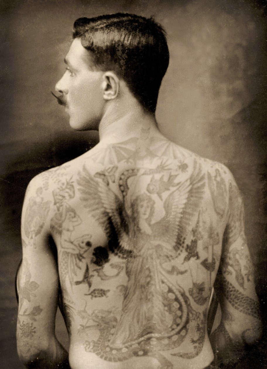 Tetovált brit tengerész az 1914-18-as Nagy Háborúban (hátulnézet) (fekete-fehér fénykép) (lásd még 473188) alkotó: Unbekannter Künstler