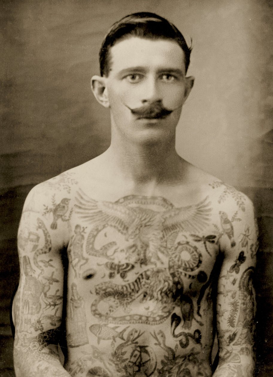 Tetovált brit tengerész az 1914-18-as Nagy Háborúban (elölnézetben) (fekete-fehér fénykép) (lásd még 473189) alkotó: Unbekannter Künstler