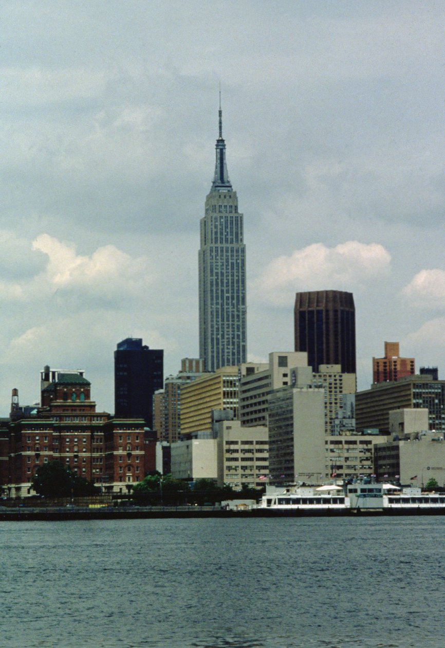 Az Empire State Building az East River felől (fotó) alkotó: Unbekannt
