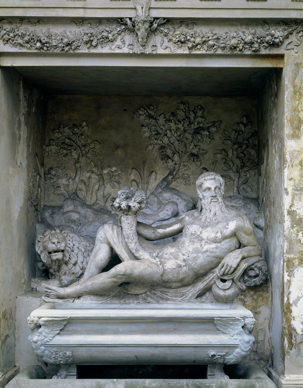 A Nymphaeum, egy folyóisten szobrának részlete egy fülkében, bőségszaruval, Giacomo Vignola (1507-75) és Bartolomeo Ammannati (1511-92) tervei szerint 1551-55 (kő) alkotó: Unbekannt
