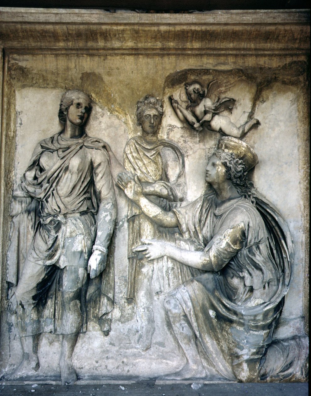 A hátsó homlokzat, antik dombormű részlete (néhány darab Augustus Ara Pacis-ból), egy koronás istennőt és egy fiatalembert (kő) ábrázol alkotó: Unbekannt