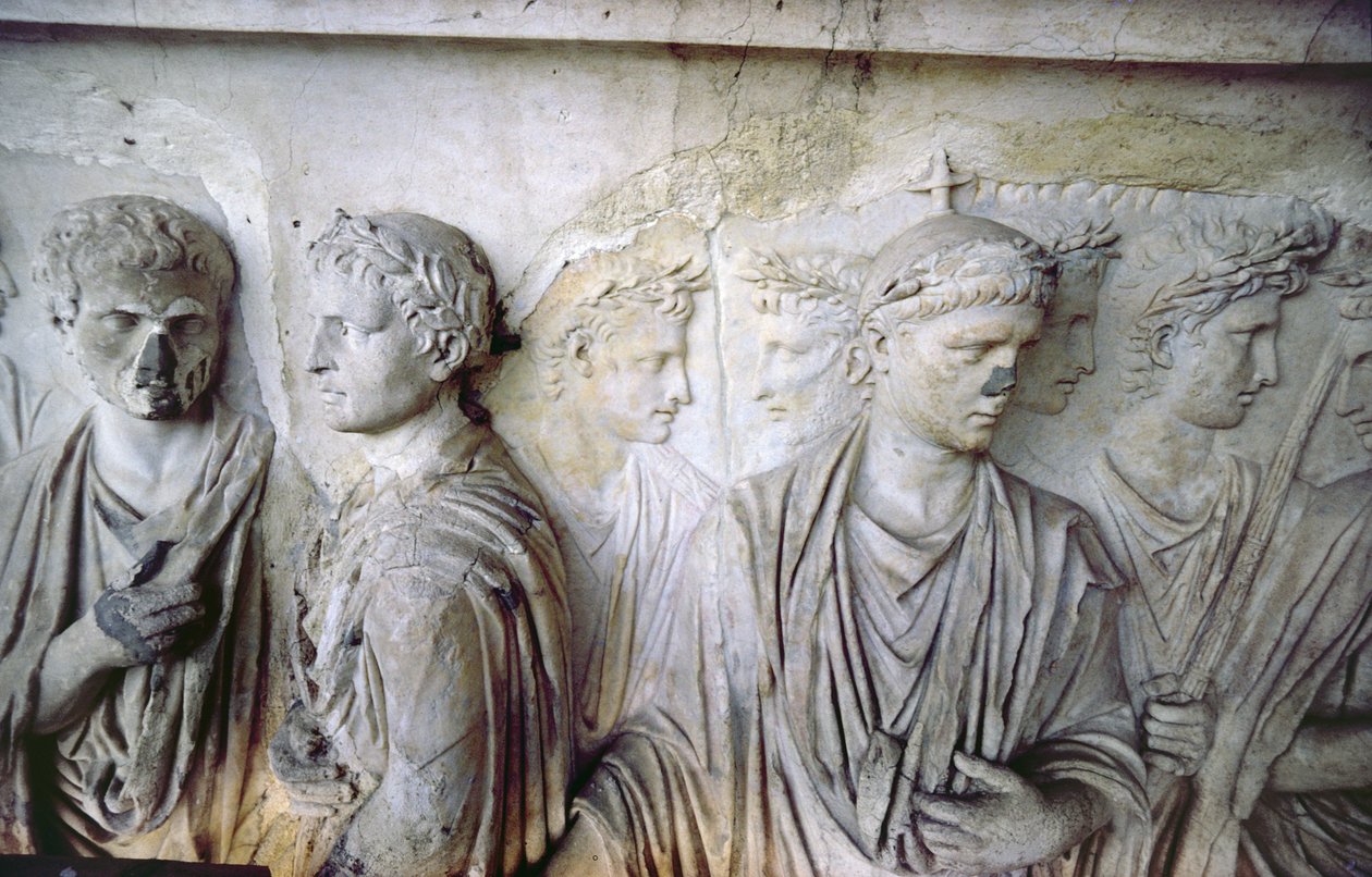 A hátsó homlokzat, antik domborműves díszítés részlete (néhány darab Augustus Ara Pacis-ból), amely római polgárok csoportját ábrázolja (kő) alkotó: Unbekannt