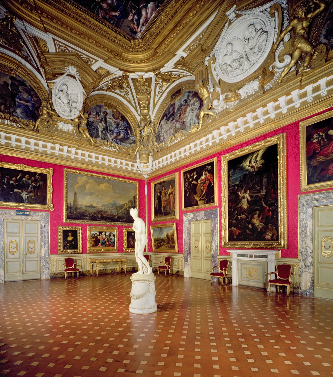 Antonio Canova (1757-1822) Venus Italicáját tartalmazó „Sala di Venere” (a Vénusz csarnoka) (fotó) alkotó: Unbekannt