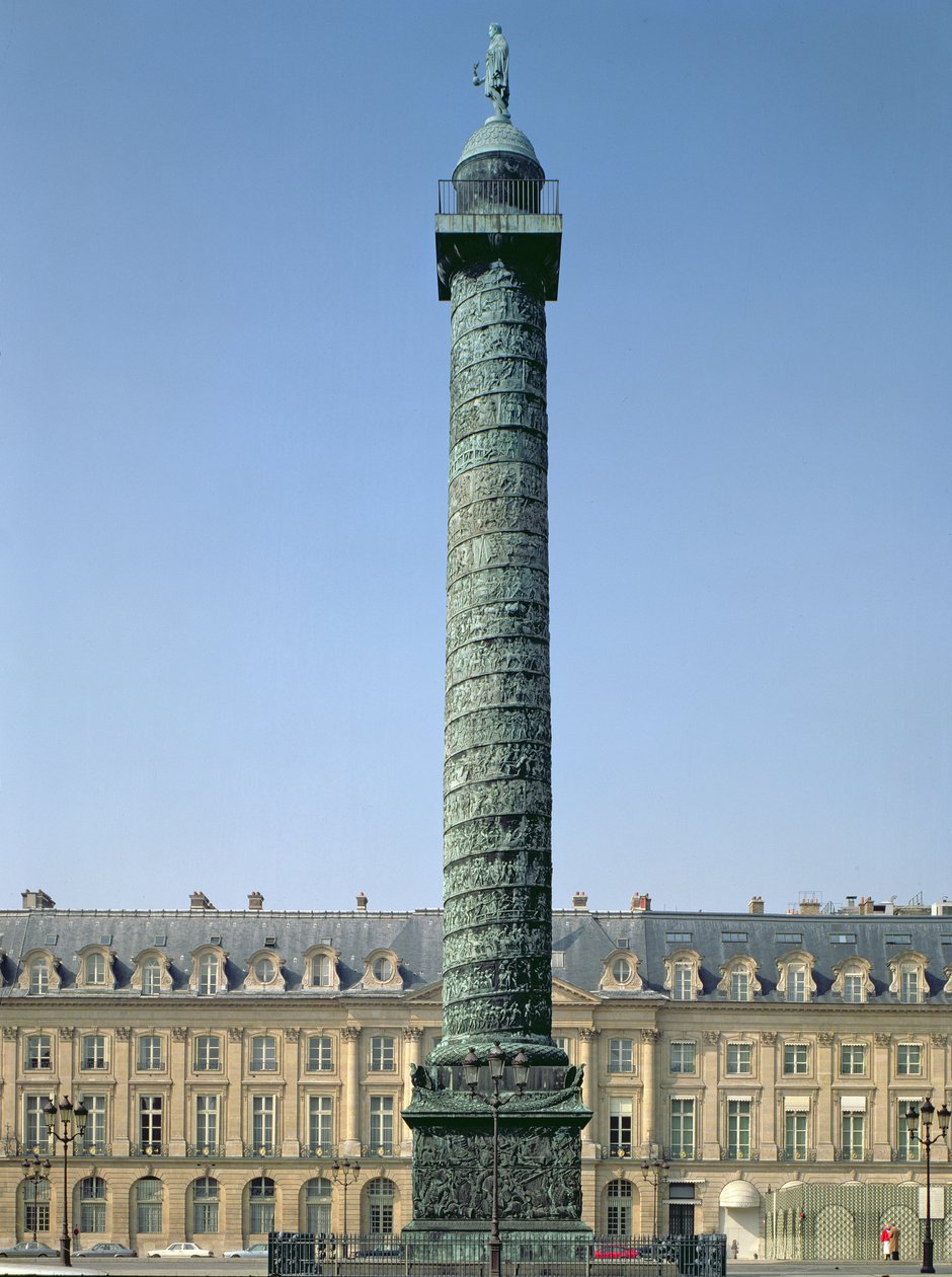 A Vendome-oszlop az 1805–2006-os napóleoni hadjáratokat rögzítő domborművekkel, felül a szárnyas győzelmet tartó Napóleon alakjával alkotó: Unbekannt