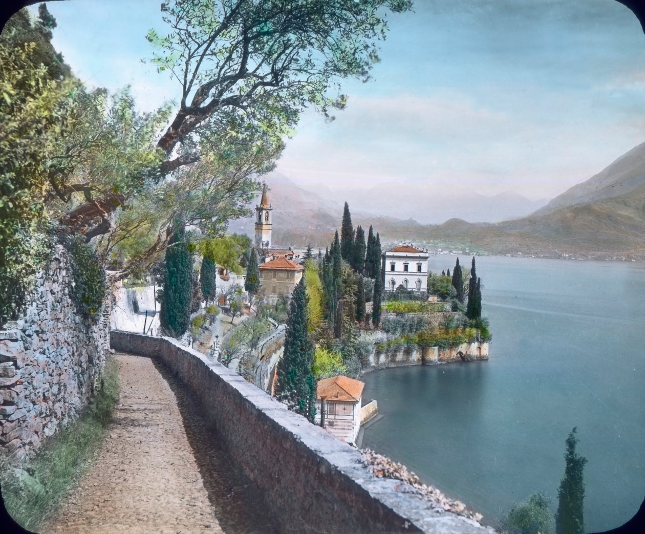 Varenna település a Comói-tó partján, Észak-Olaszországban alkotó: Unbekannter Künstler