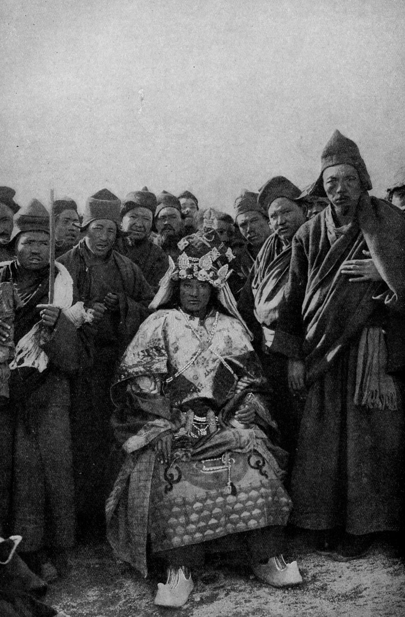 Tibet. Bűvész teljes ruhában és egy csodáló szerzetescsoport. 1920 alkotó: Unbekannt