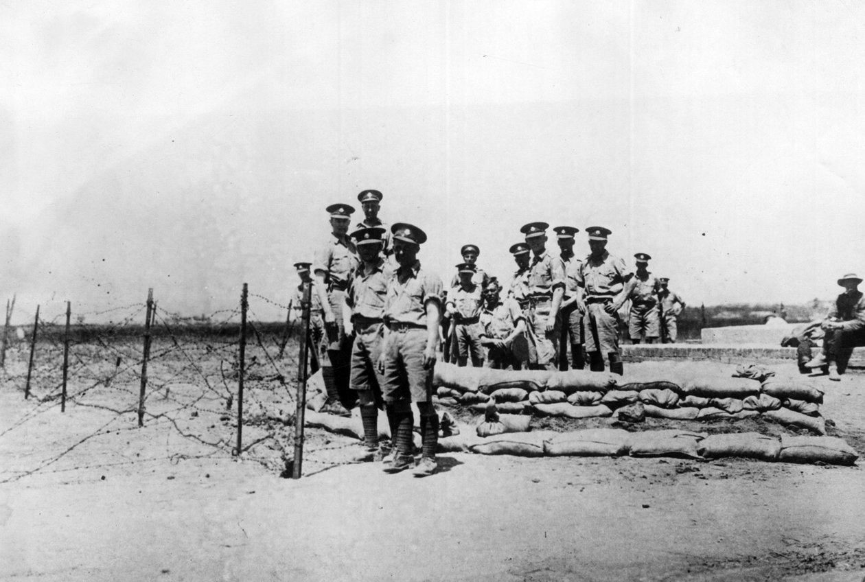 Tientsin (Tianjin), Kína, 1924. november: Brit katonák a nemzetközi engedményeken kívüli poszton, mielőtt a kínai háborús lord Feng Yuxiang (Feng Yu-hsiang, Feng Yu hsiang) csapatai elfoglalták a várost - Tientsin (Tianjin) , Kína, nov alkotó: William M. Timlin
