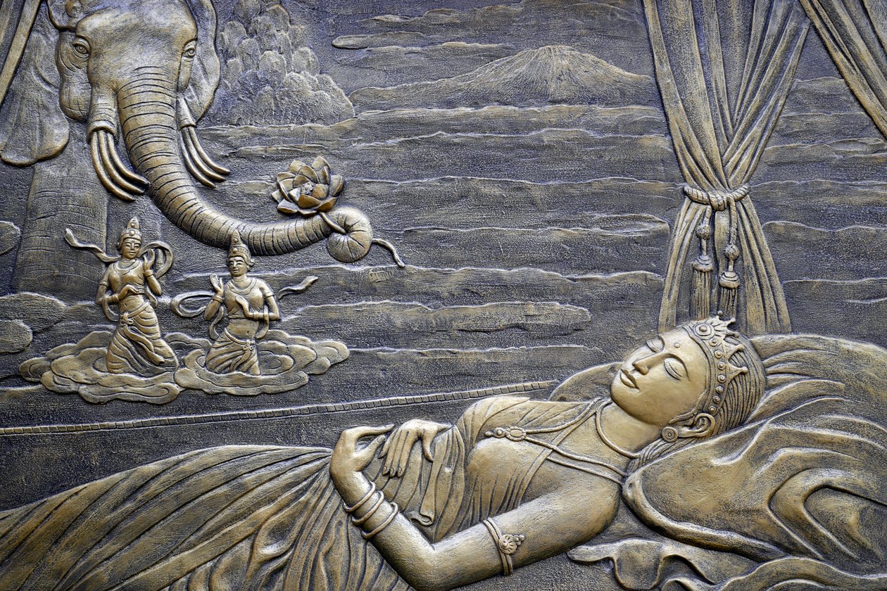 Tinh Xa Ngoc Chau buddhista templom, A Buddha élete, Siddhartha Gautama, Buddha anyja, Maya arról álmodik, hogy a fehér elefánt belép a méhébe, Chau Doc, Vietnam, 2018 (fotó) alkotó: Unbekannt