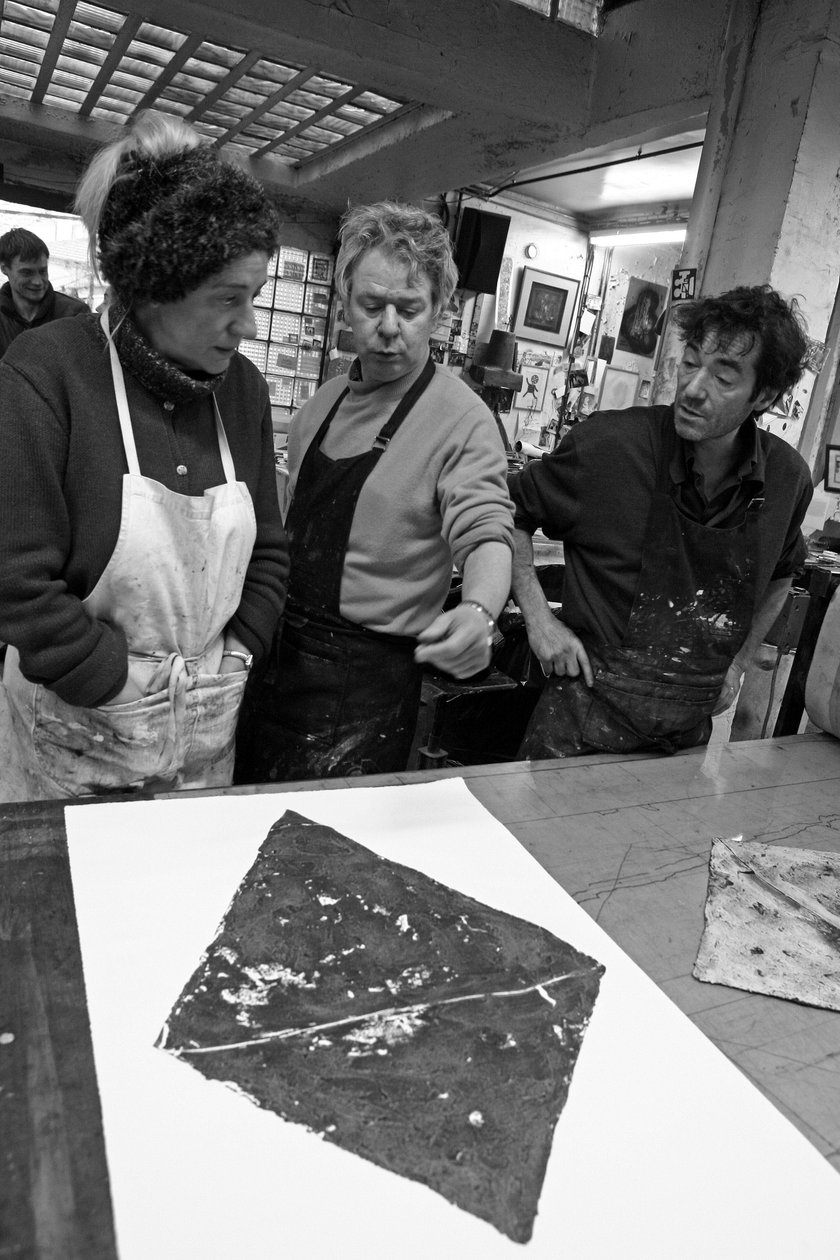 Todd Narbey, új-zélandi festő, Annie-Paule Thorel francia festő, Nicolas du Mesnil du Buisson, a Pasnic gravírműhely társalapítója, Pascal Gauvard, a Pasnic gravírműhely társalapítója. Egy nyomat elemzése. Pasnic gravírozó műhely Párizsban i alkotó: Unbekannt