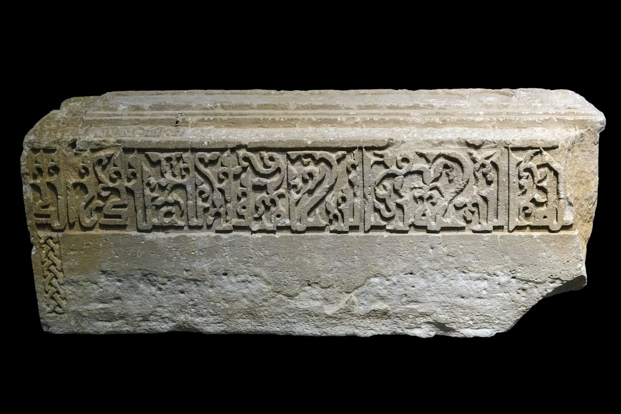 Sírjelző. Irán, Siraf, 527 H./1133. Faragott kő. Musee du Louvre alkotó: William M. Timlin