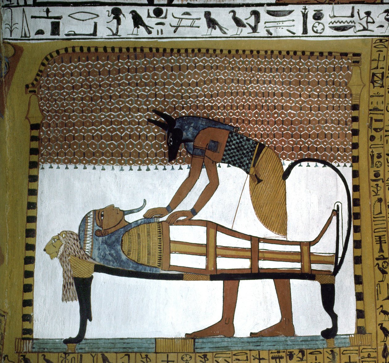 Kézművesek sírjai. Isten Anubis által bebalzsamozott Sennedjem múmia, Deir El Medineh hely Luxorban, Egyiptomban. A 19. dinasztia kezdete. alkotó: Leopold Blonder