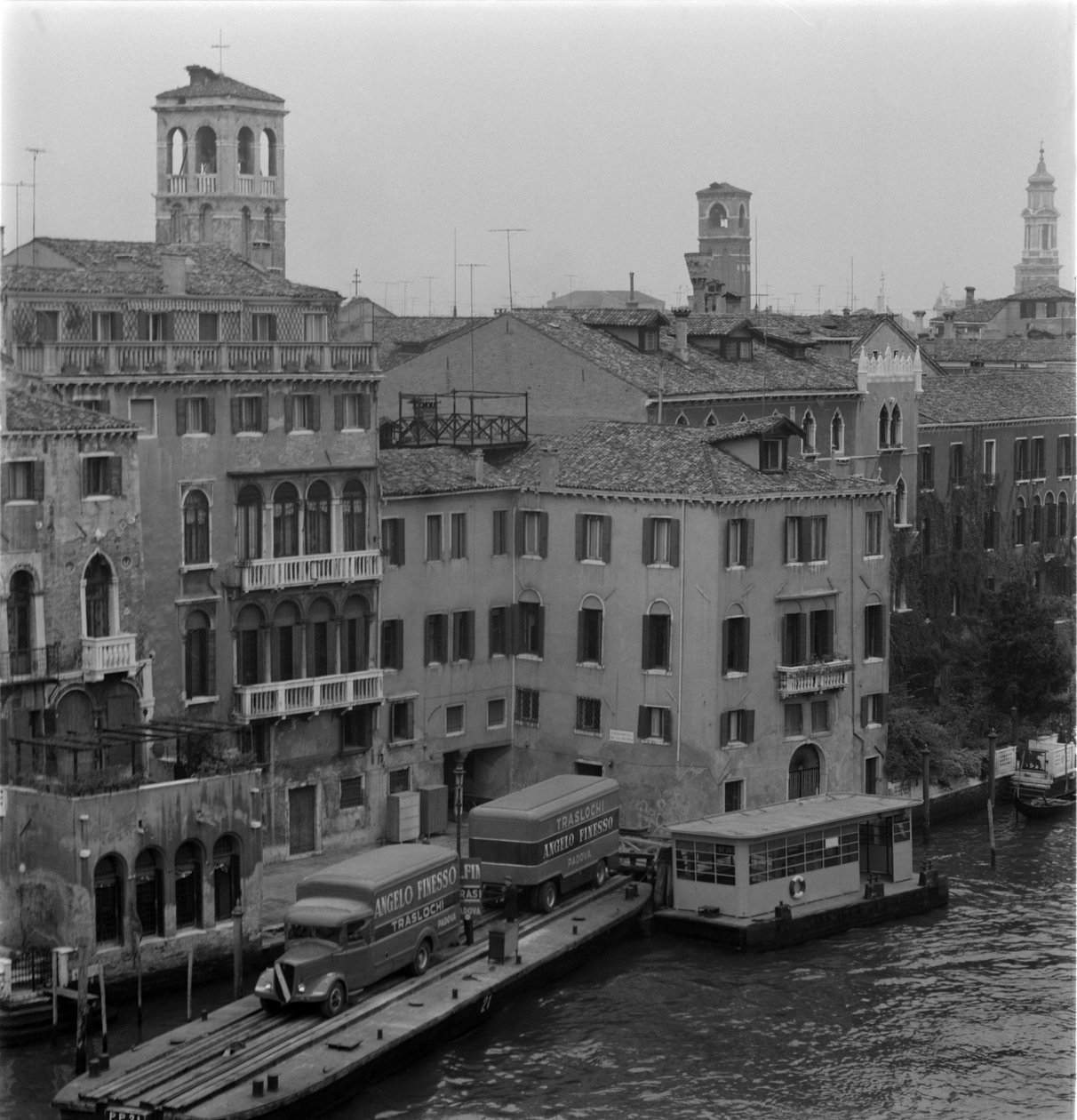 Teherautók a velencei Canal Grandén 1960 alkotó: Unbekannt