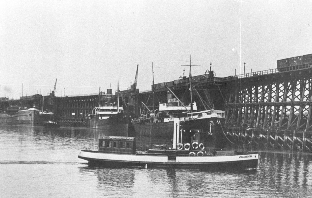 A Blyth Harbour Commissioners jobb oldala elindítja a "John Dent"-et, elhaladva a lépcsők mellett alkotó: Unbekannt