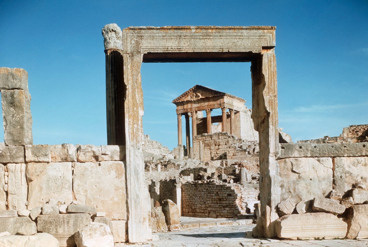 Tunézia, Dougga, a Capitolium római romjai a Dar el Acheb portálon keresztül alkotó: Benjamin Baud