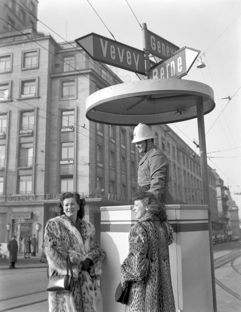 Két amerikai fiatal nő egy rendőrrel beszélget Lausanne-ban, 1949. január 4.: A rendőrrel alkotó: Unbekannt