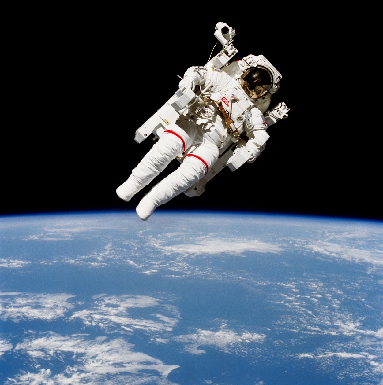 Bruce McCandless amerikai űrhajós a Manned Maneuvering Unit segítségével alkotó: Unbekannt