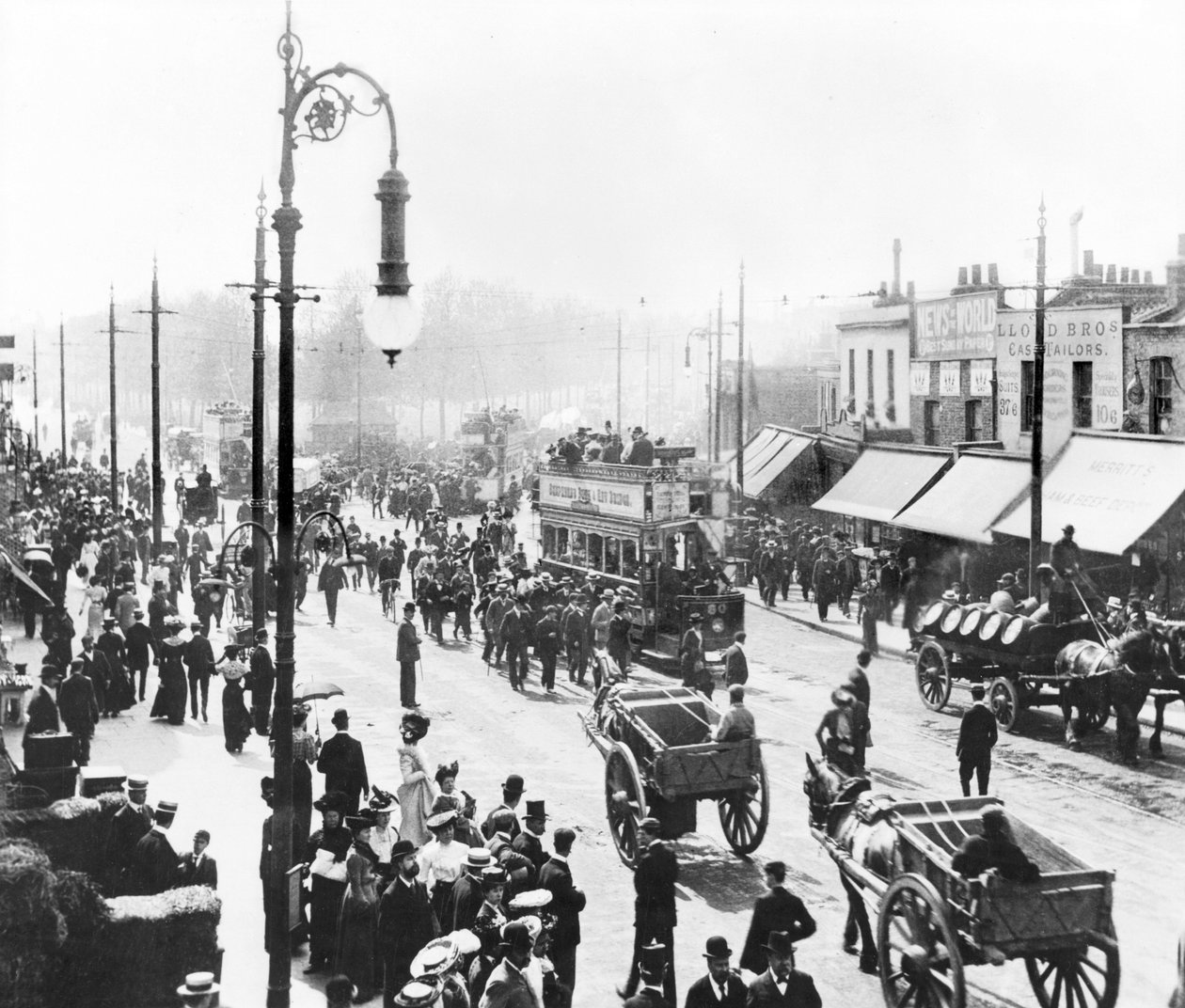 Egyesült Királyság: Forgalmas jelenet az Uxbridge Roadon. Shepherds Bush, London alkotó: Unbekannt