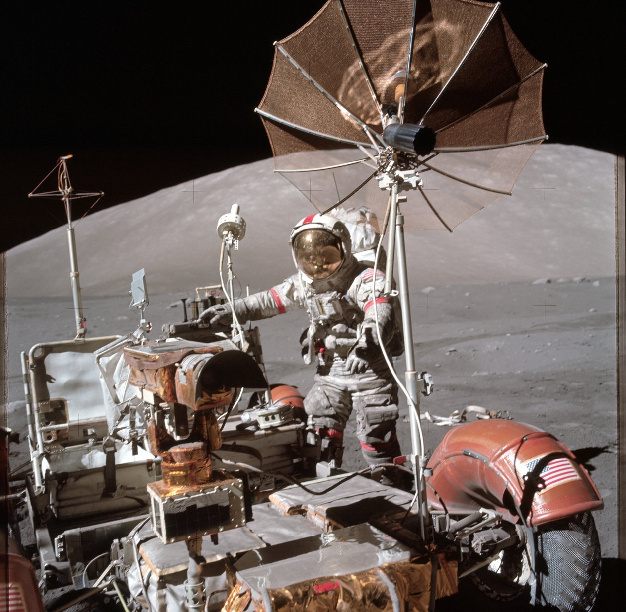 Eugene Cernan űrhajós képe a holdjáró jármű mellett az EVA alatt alkotó: Unbekannt