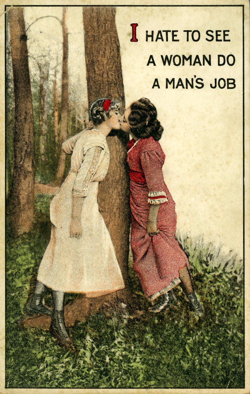 Régi képeslap, amelyen két nő csókolózik: "Utálom látni, hogy egy nő férfi munkát végez" 1914 (litho) alkotó: Alec Hunter