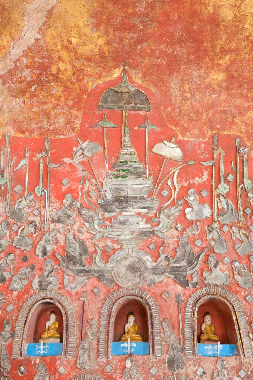 Fal kis Buddhákkal és ólmozott üvegfigurákkal, Shwe Yaunghwe Kyaung kolostor, Nyaungshwe, Inle-tó, Mianmar (fotó) alkotó: Unbekannter Künstler