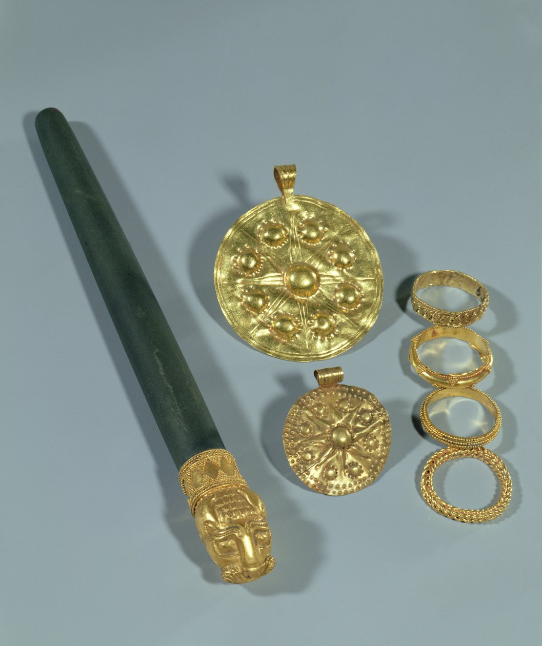 Fengőkő és gyűrűk granulált díszítéssel, Susa, Irán, Elami-korszak, Kr.e. 1150 körül (arany) alkotó: Unbekannt