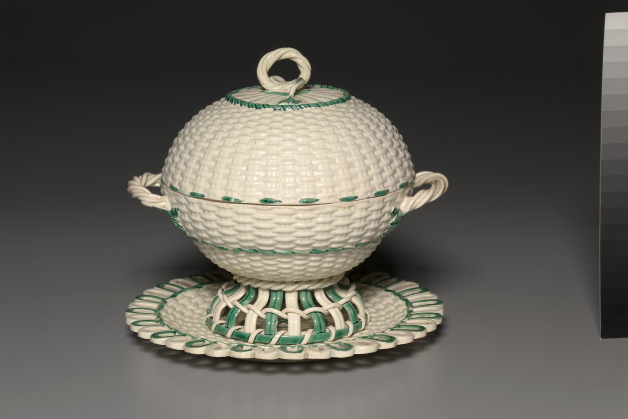 Fonott munkával borított kosár állványon, a Wedgwood Factory által, 1780-1840 körül alkotó: Unbekannt