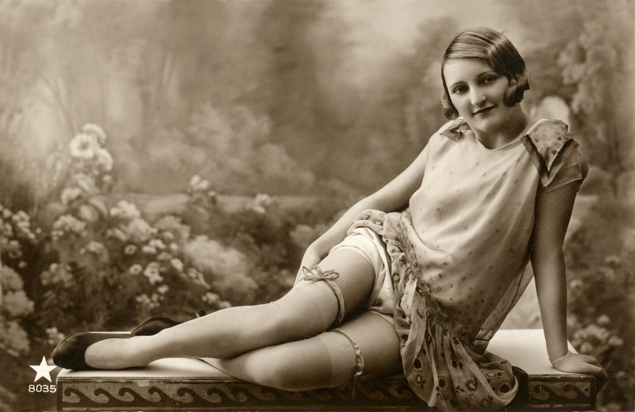 Nő világos ruhában, c. 1900-as évek eleje (képeslap) alkotó: Alec Hunter