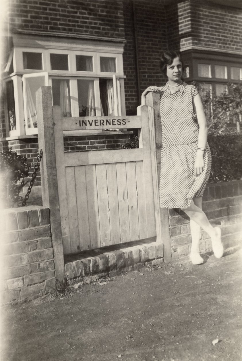 Nő az Inverness B&B előtt, Broadstairs, Kent, 1920-as évek körül alkotó: Unbekannt