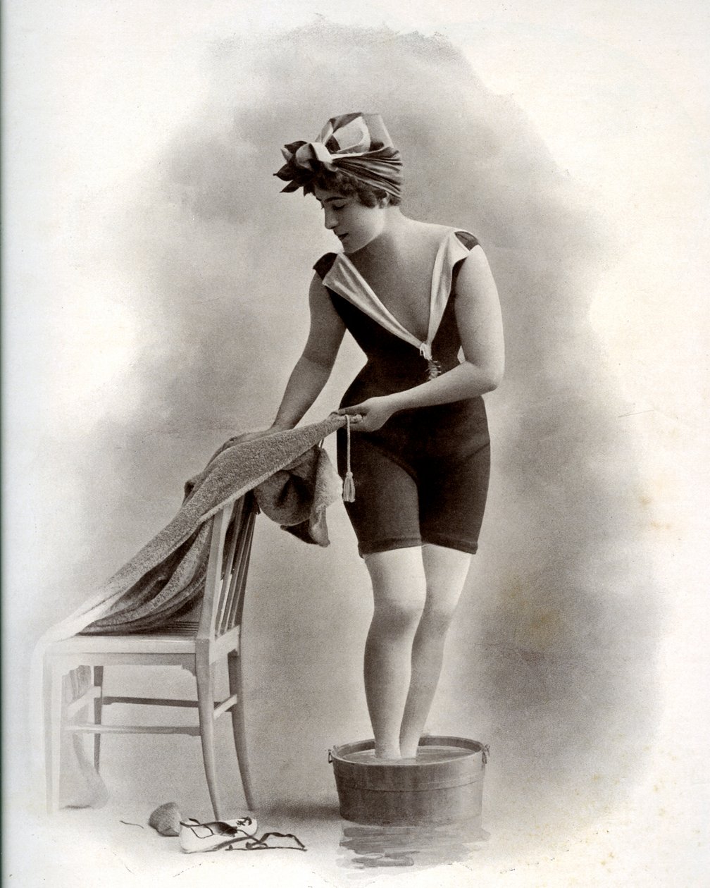 Fiatal nő fürdőruhában (a Belle Epoque-ból) lábfürdőt vesz, 1900 körül (f/w fotó) alkotó: Unbekannter Künstler