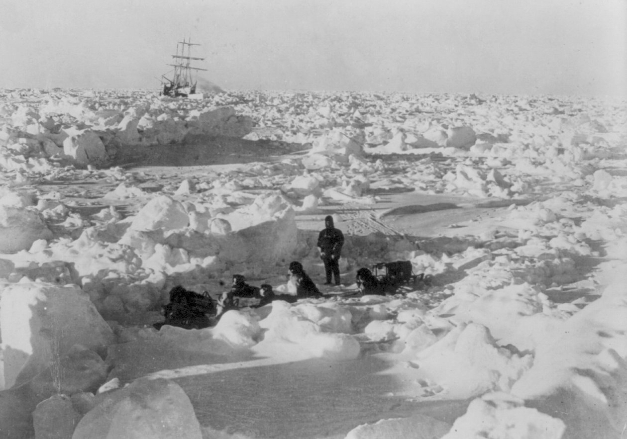 Császári Transzantarktiszi Expedíció: a legénység tagjai összefogva ülnek a jégtáblák között, 1914-17 körül (fotó) alkotó: Underwood & Underwood